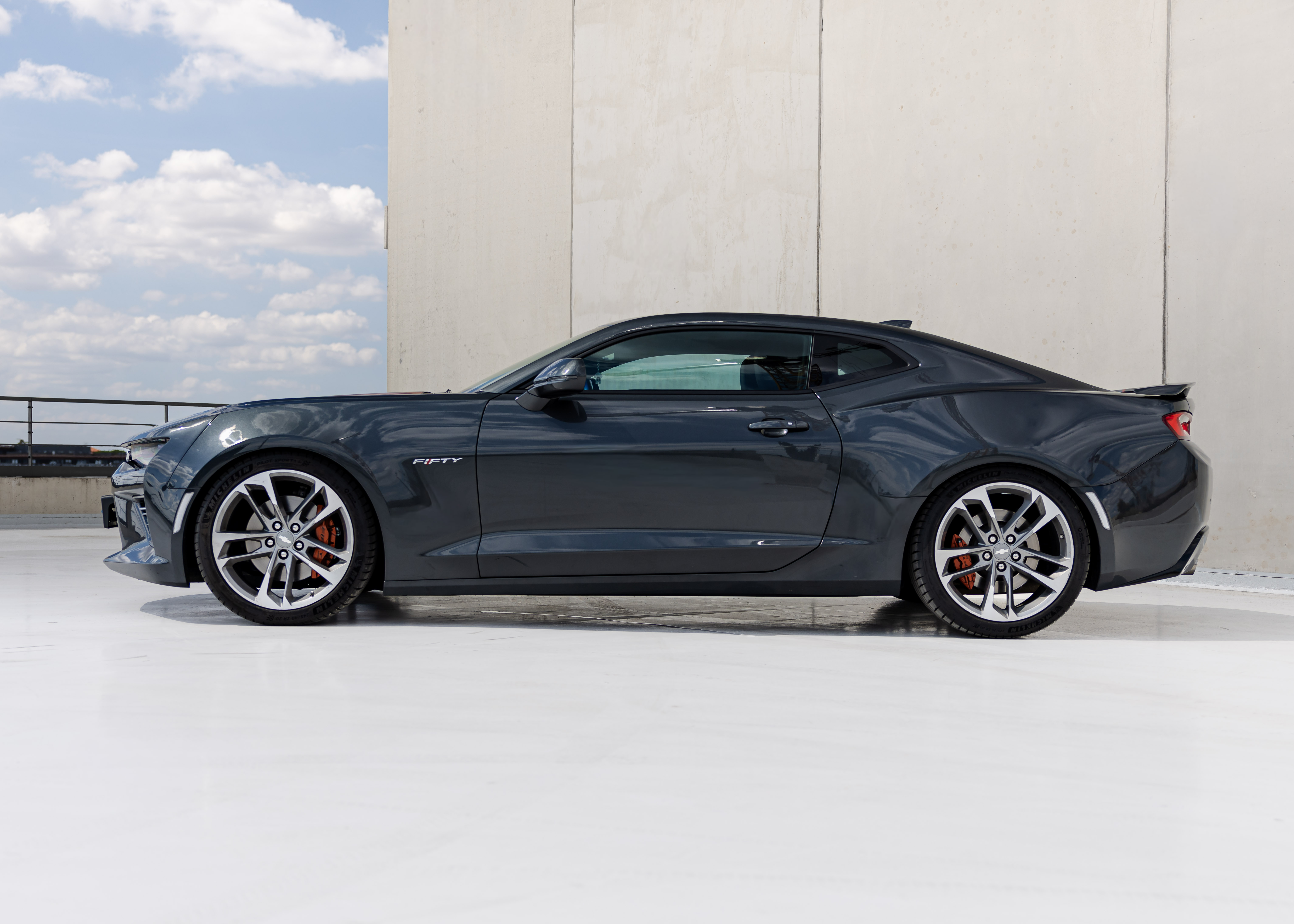 Chevrolet Camaro V8 50th Anniversary de face, location voiture de prestige à Toulouse